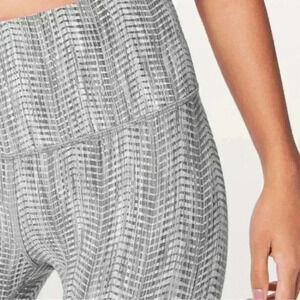 Lululemon Wunder Under cropped Tight Legging size 6